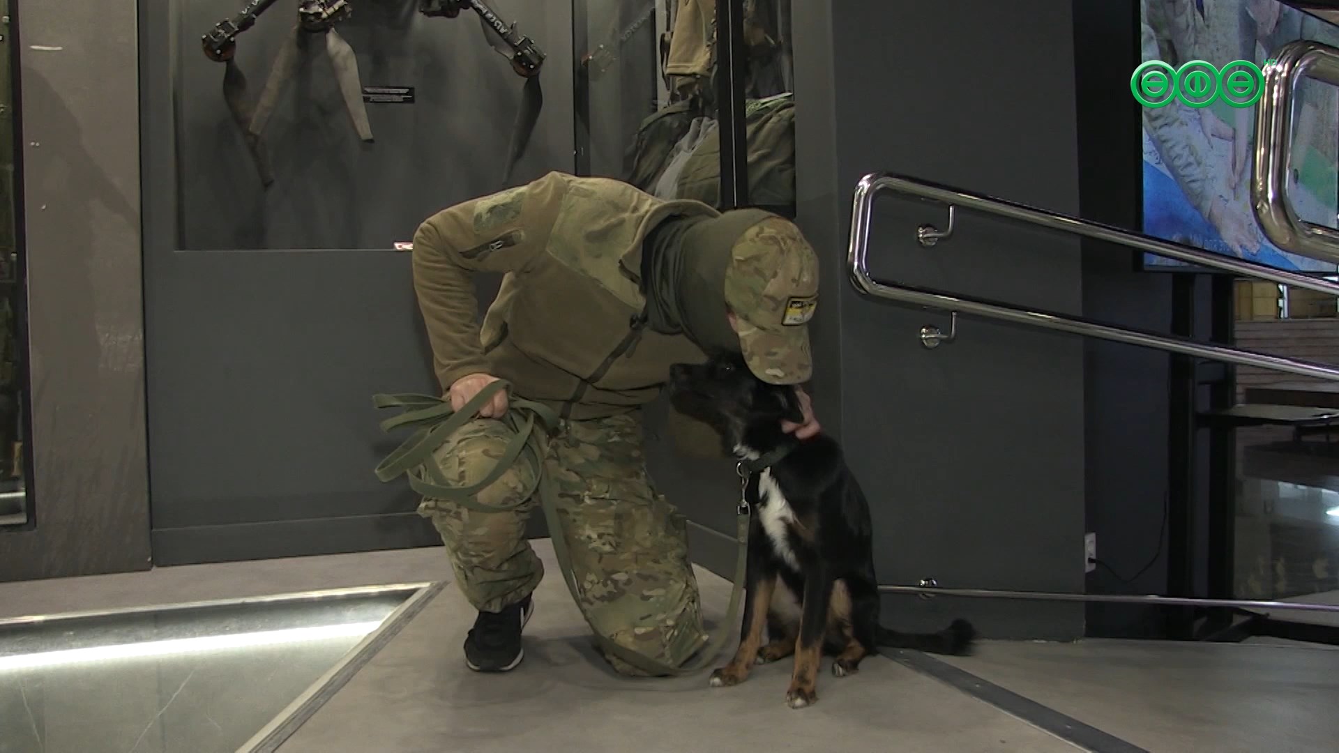 С пушистым сослуживцем вернулся домой боец спецоперации