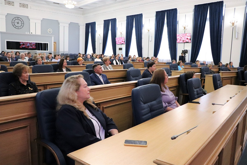 Председатель Горсовета Уфы Марат Васимов вручил награды города жителям столицы, внесшим значительный вклад в её социально-экономическое развитие