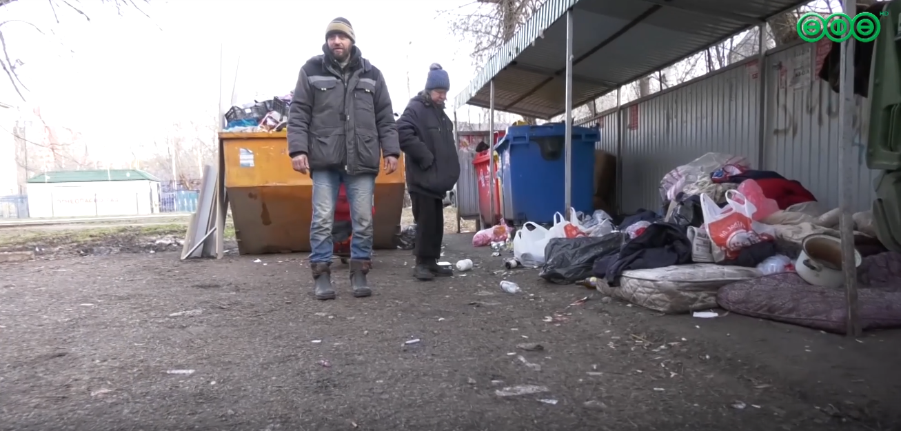 Семья бездомных терроризирует жителей дома по ул. 50-летия Октября