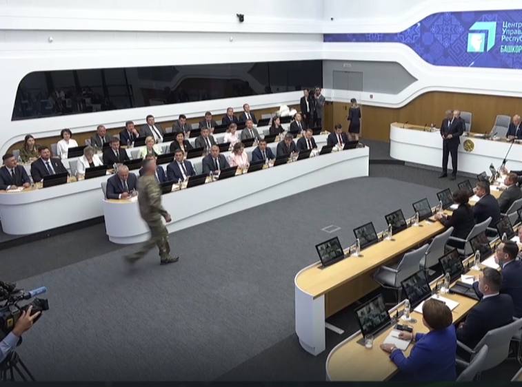 Радий Хабиров вручил участникам СВО государственные награды