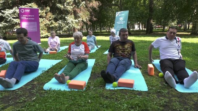 В Уфимском парке Якутова группа слабовидящих осваивает адаптивную йогу