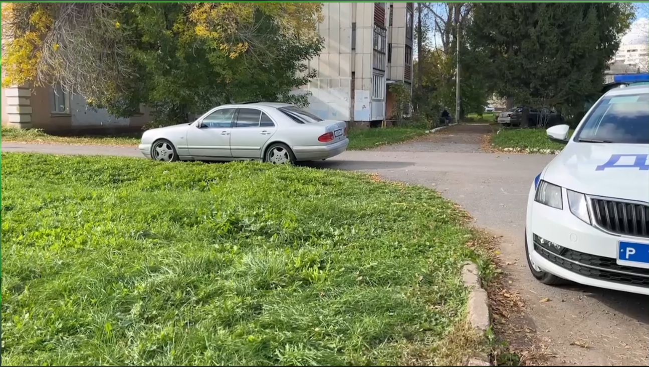 Водитель мерседеса катал подруг на крыше своего авто