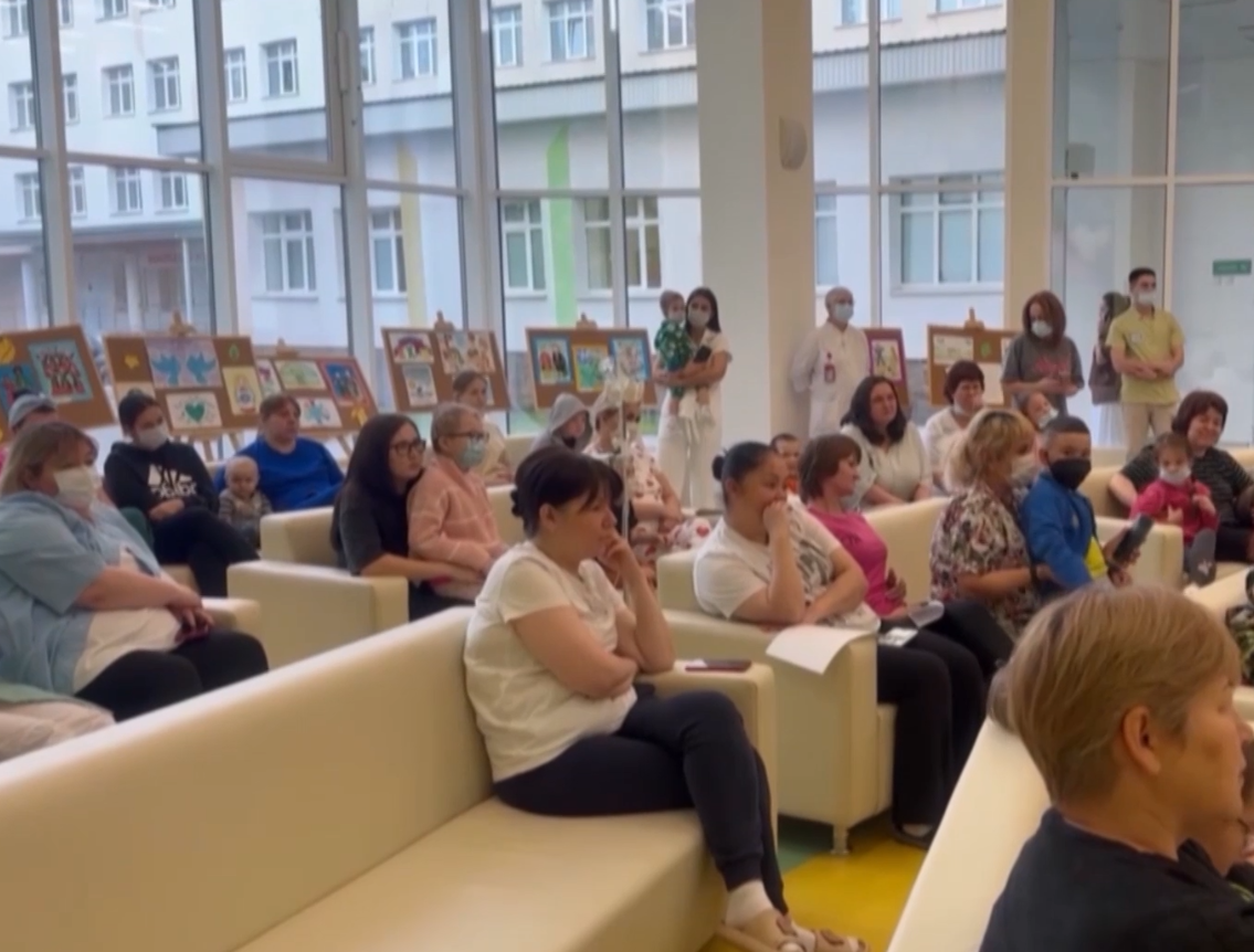 Команда движения «Твори добро» порадовала юных пациентов РДКБ и их родителей концертом