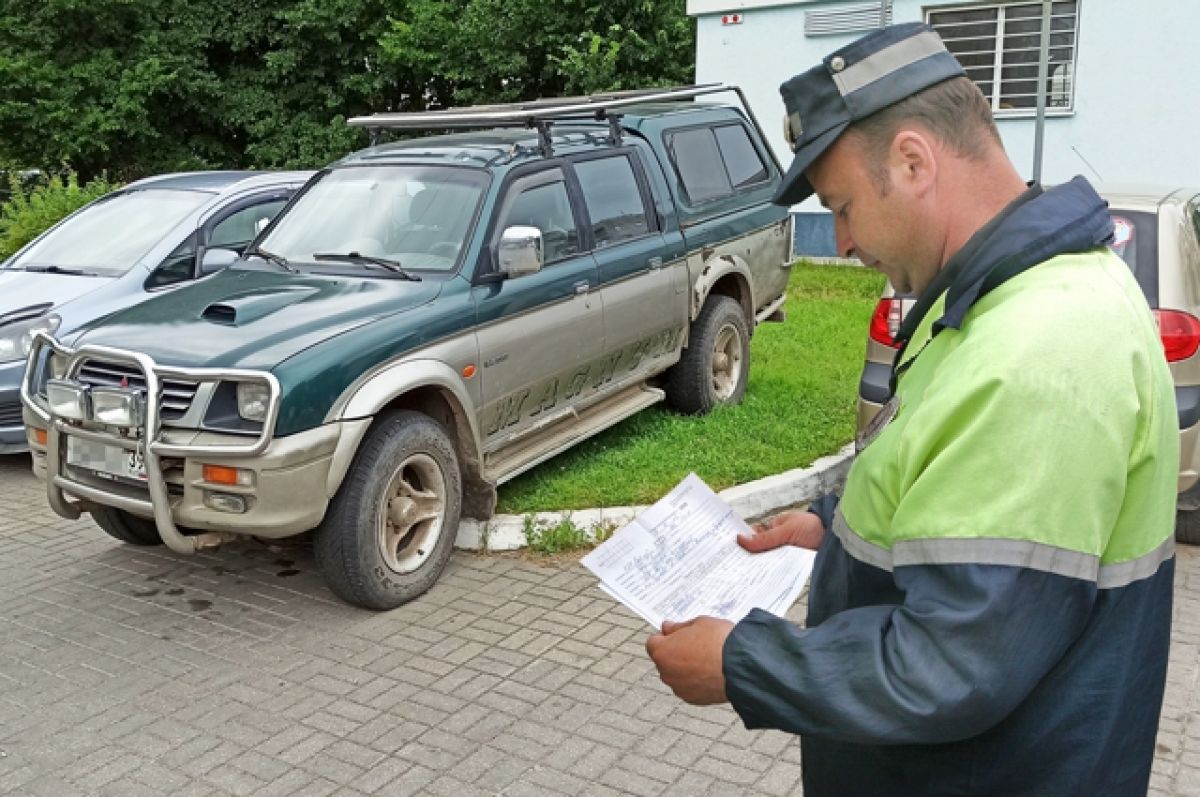 В Башкортостане с начала 2023 года за парковку на газонах оштрафовали 36,7 тыс. автовладельцев