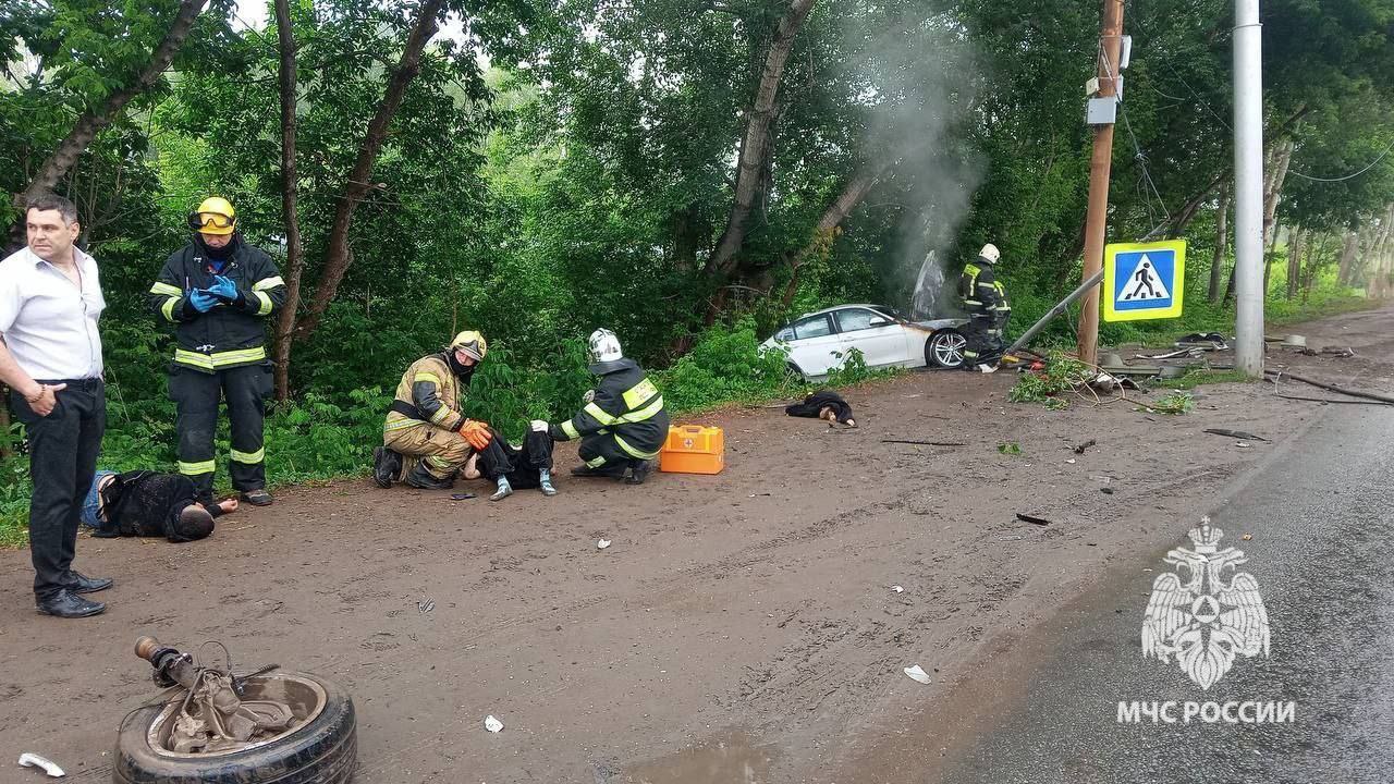 В Уфе БМВ врезалась в столб. Один человек погиб