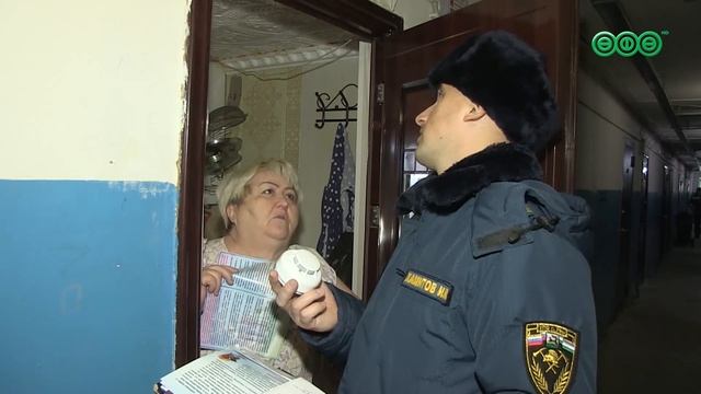 Пожарные навещают горожан и напоминают о мерах безопасности