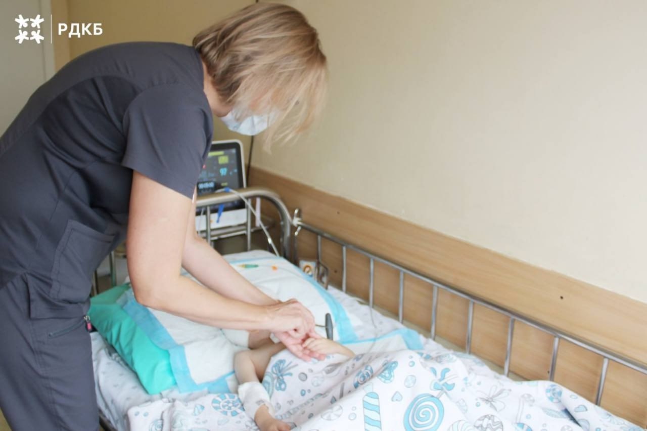 Девочка, которую отец выбросил из окна 4 этажа, идет на поправку