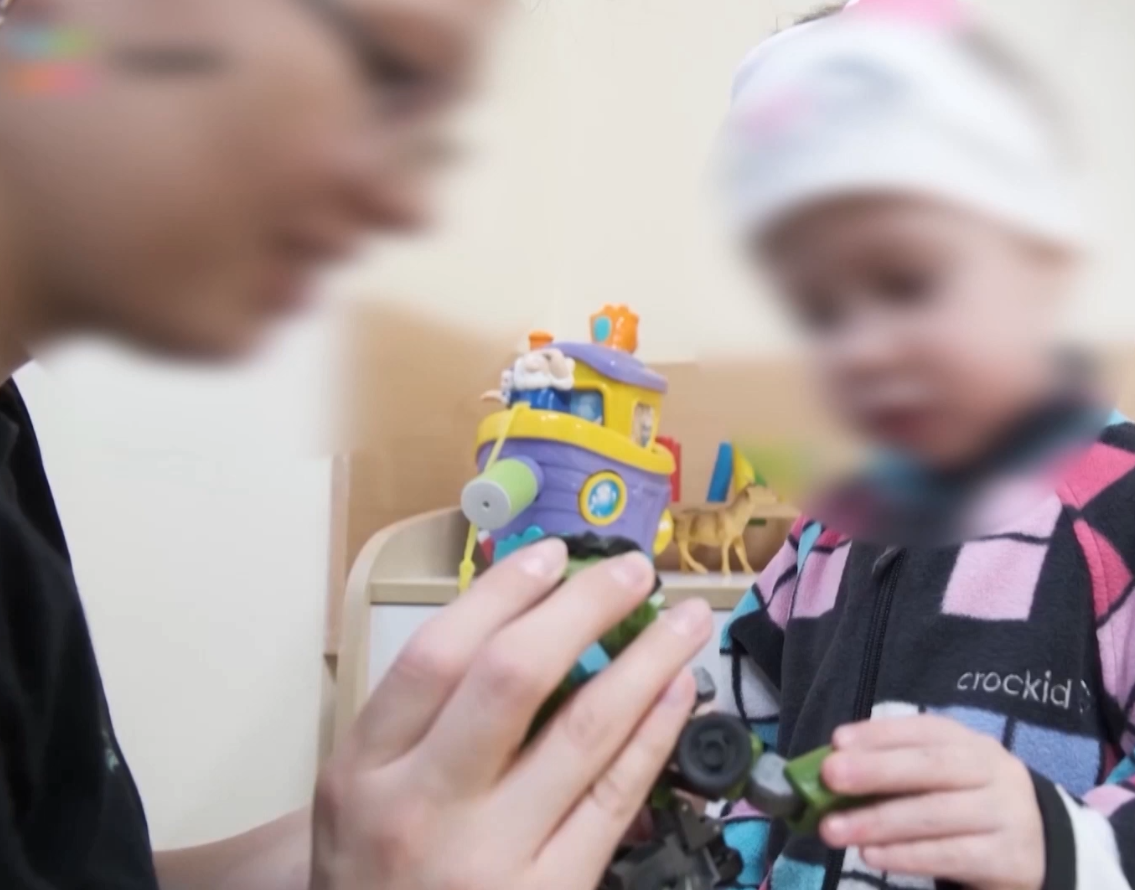 Выброшенная отцом из окна девочка из Уфы начала ходить