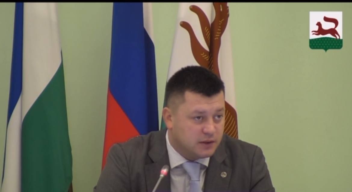 Ратмир Мавлиев отчитал за вырубку деревьев без информирования