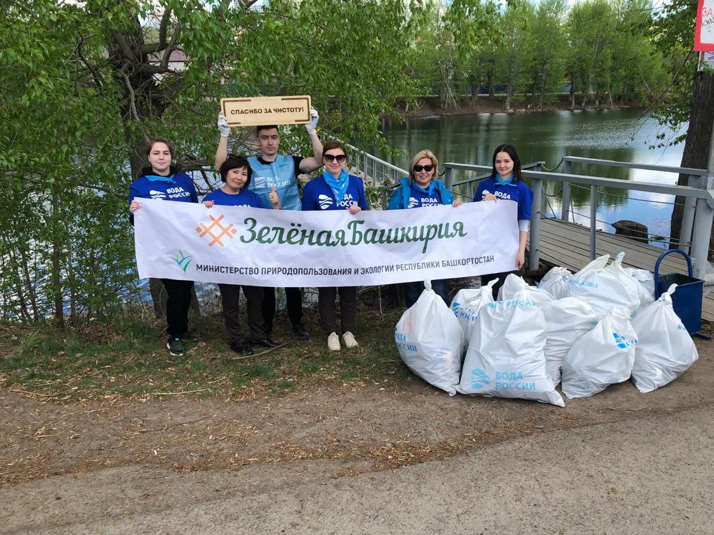 В Уфе волонтеры очистили берег озера Долгое