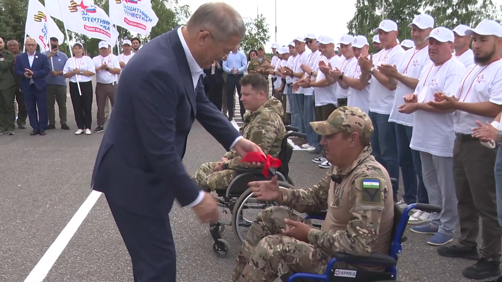 Радий Хабиров вручил ключи от автомобилей ветеранам СВО