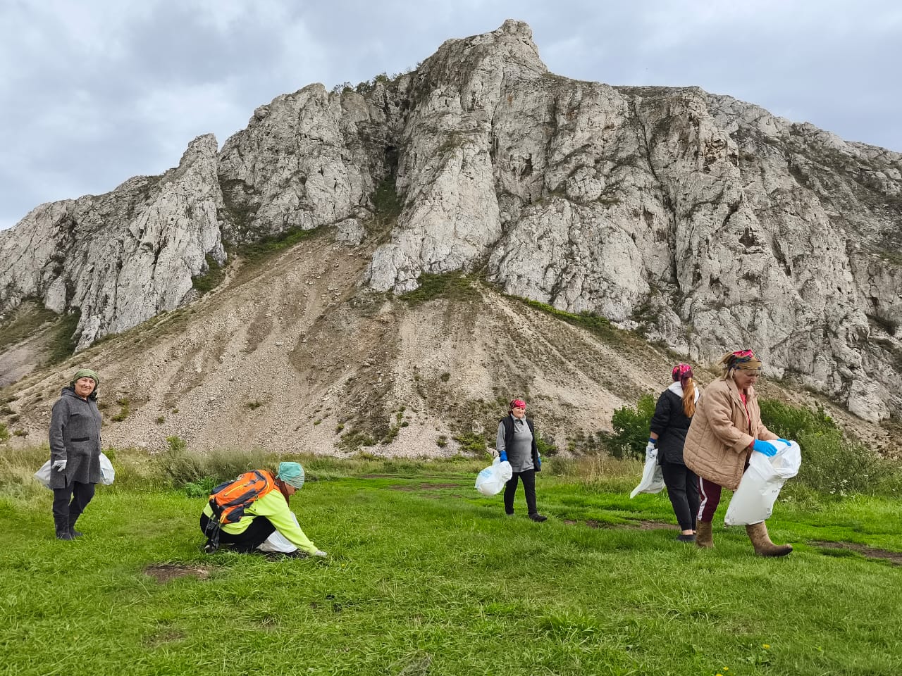 Экологи Башкирии очистили от мусора берег Белой и шиханы