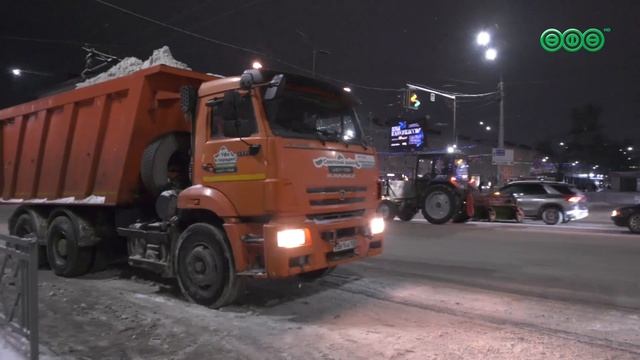 В Уфе дорожники убирают улицы от снега круглосуточно 