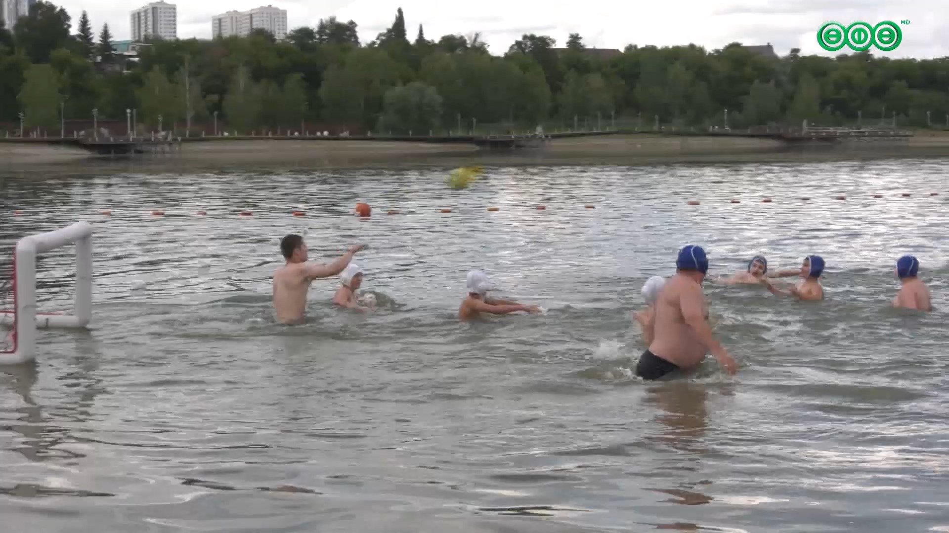 На озере Кашкадан прошли бесплатные занятия по плаванию